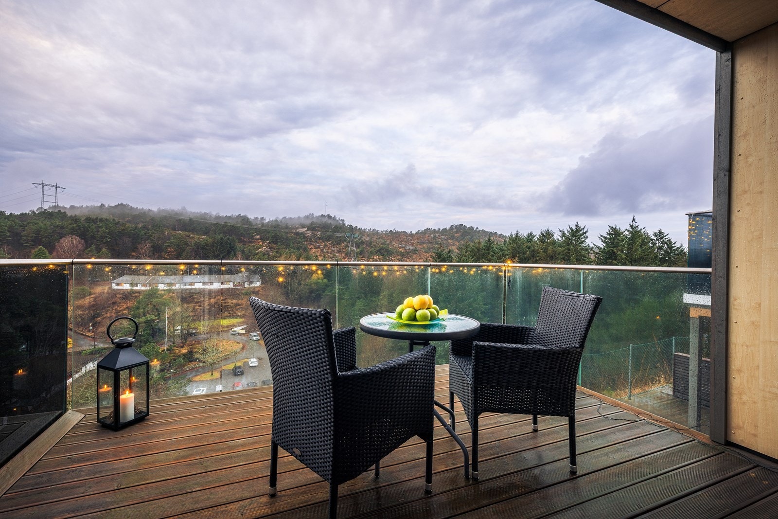 Altan med panoramautsikt over frodig skoglandskap, perfekt for avslapning. Altanen er på 9,7m². Galleribilde