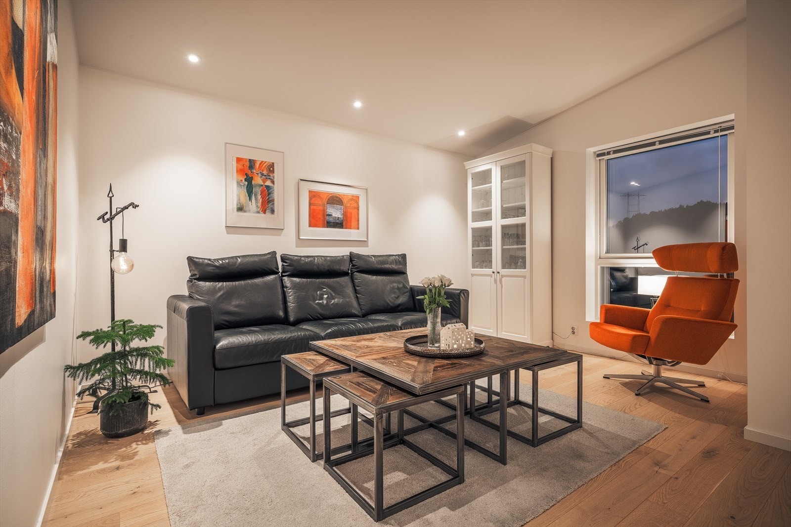 Moderne og stilfull stue med god belysning. Perfekt for avslapning og sosiale sammenkomster. Galleribilde