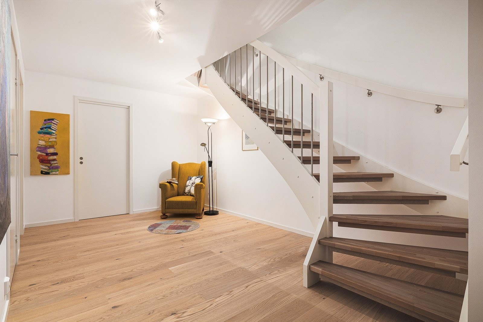 Hvit trapp med åpne trinn leder ned til underetasjen. Galleribilde