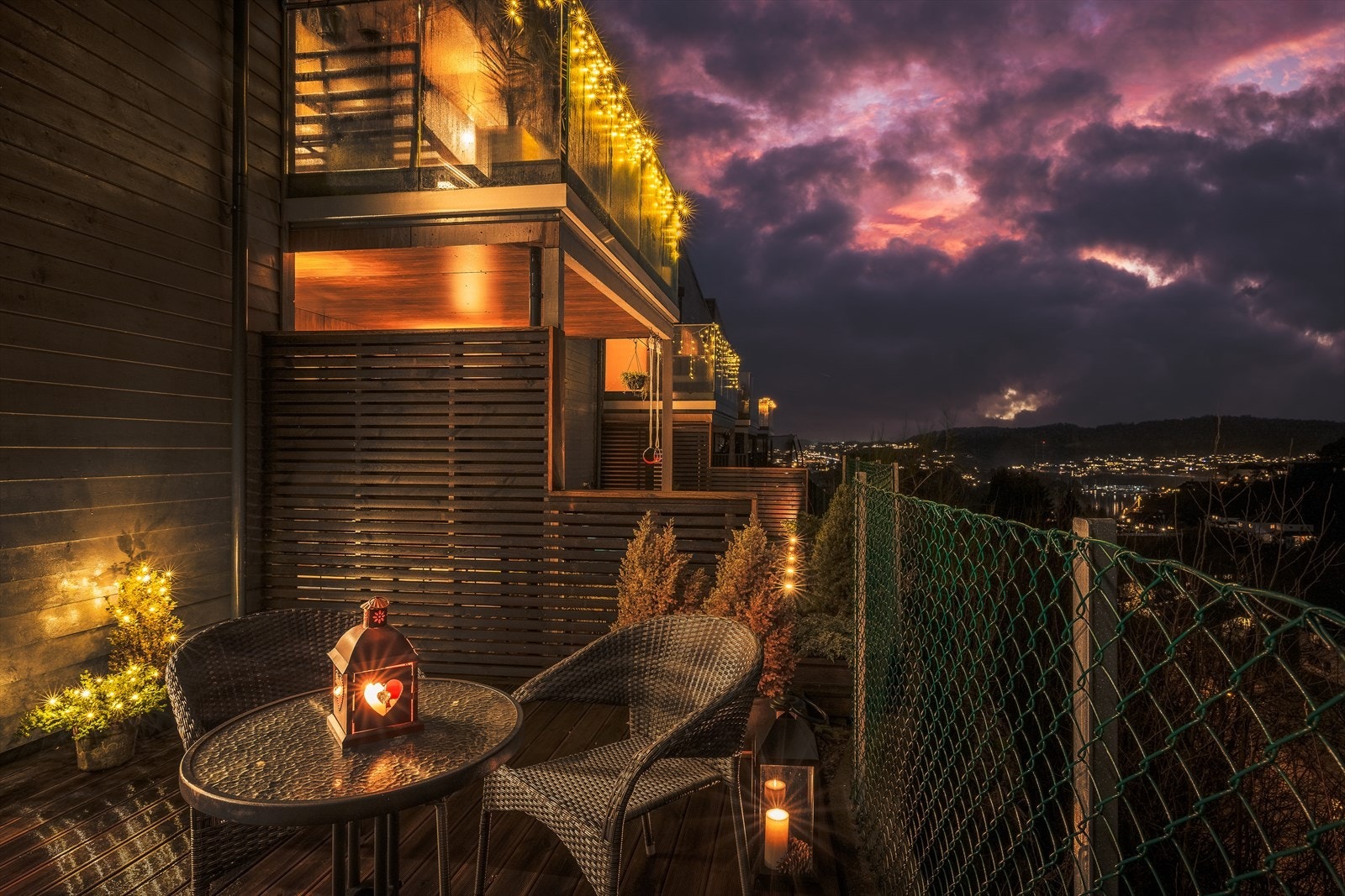 Herlig terrasse med nydelig utsikt over nærområdet. Til denne terrassen er det adkomst gjennom det største soverommet. Galleribilde