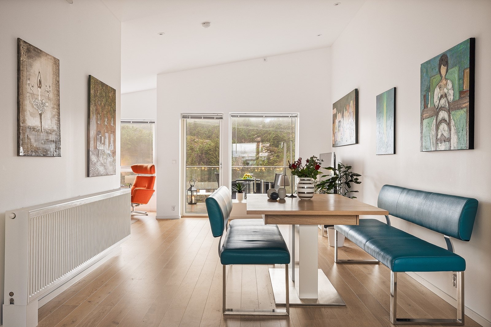 Parkett på gulv og malt platekledning på vegger. Galleribilde