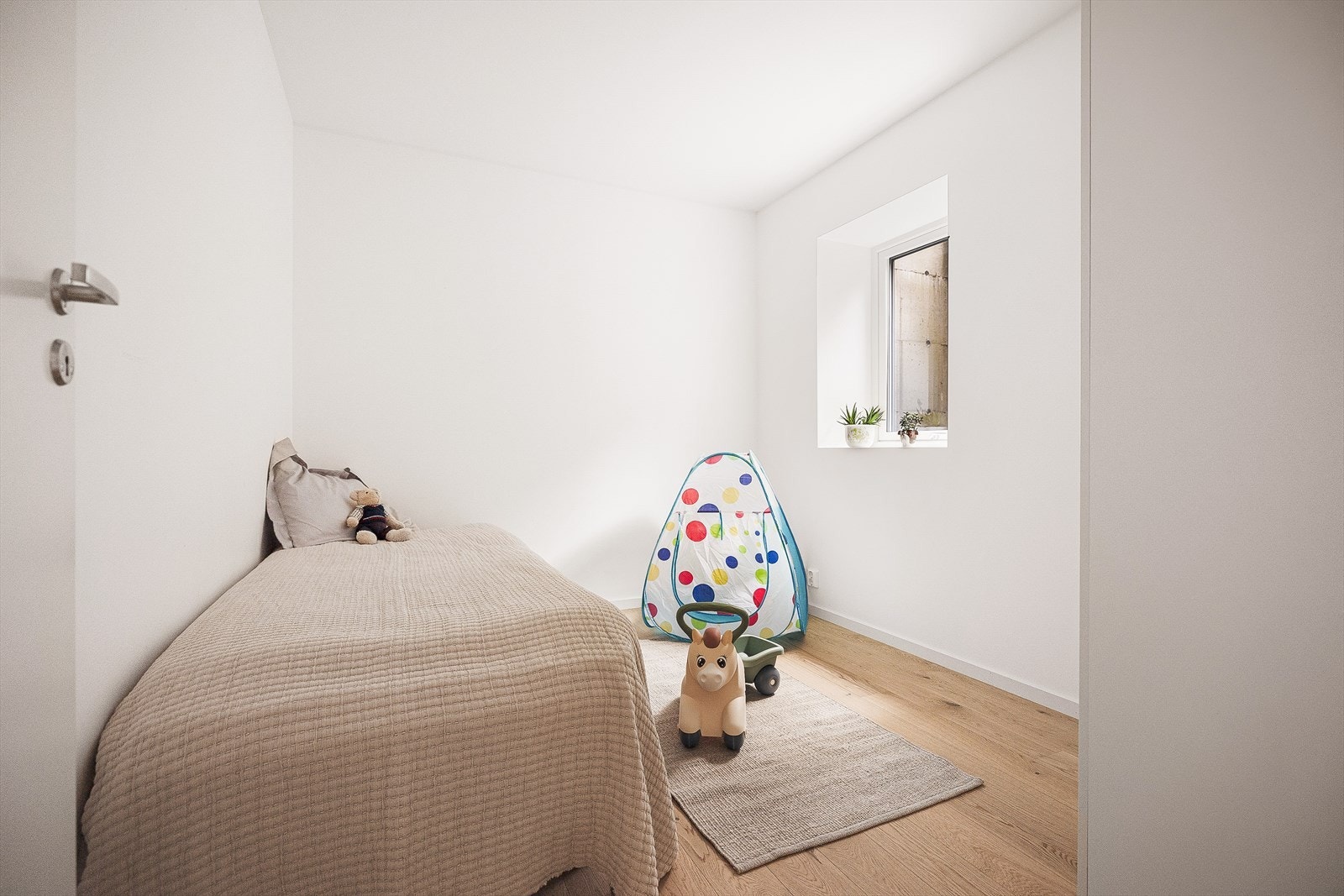 Soverom nr 3. Alle soverom ligger i underetasjen. Galleribilde