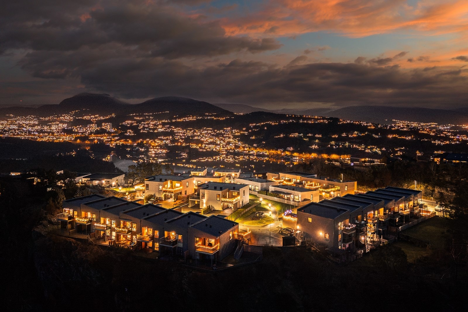 Det er gode tur- og rekreasjonsmuligheter i nærområdet, blant
annet langs Knappenvannet og Knappenfjellet. Galleribilde