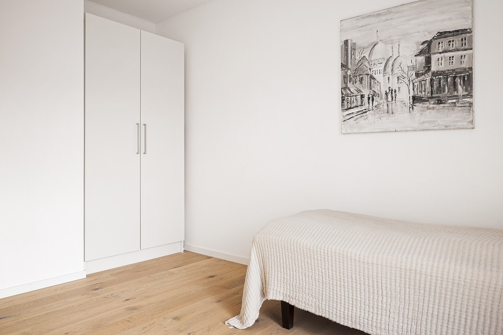 Alle soverom er lysmalte med parkett på gulv. Galleribilde