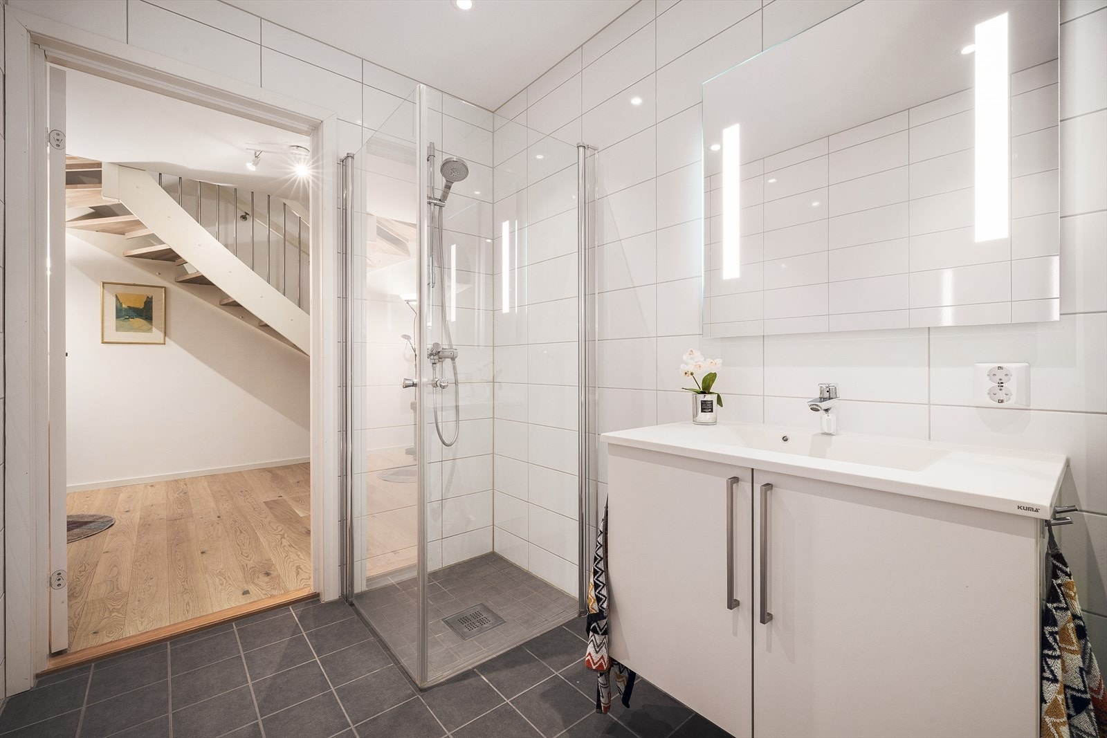 Moderne bad lyse fliser og stilrent design gir et friskt og innbydende uttrykk. Galleribilde