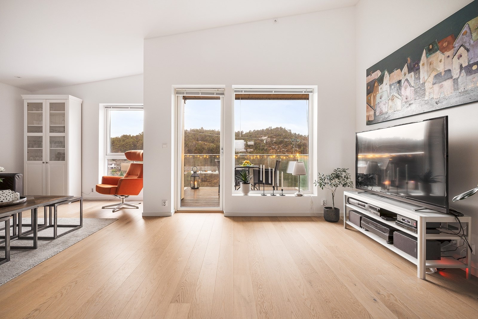 Fra stue/kjøkken er det utgang til en deilig vestvendt altan. Galleribilde