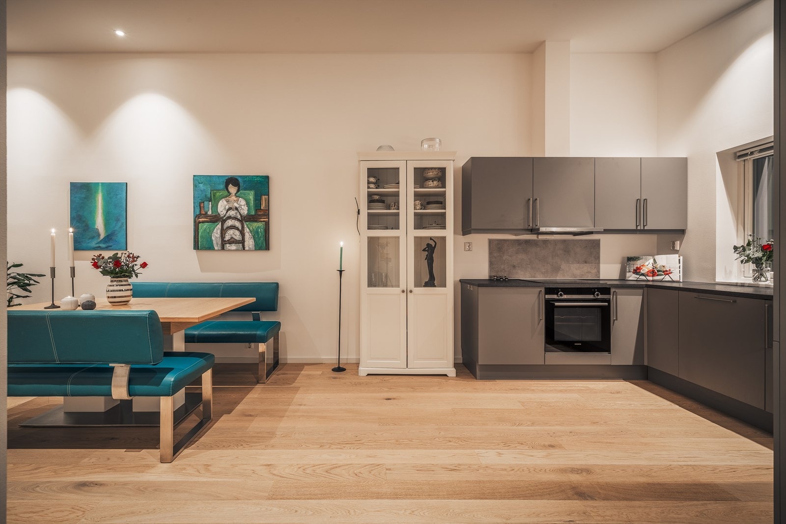 Stue med åpen løsning mot kjøkkenet Galleribilde