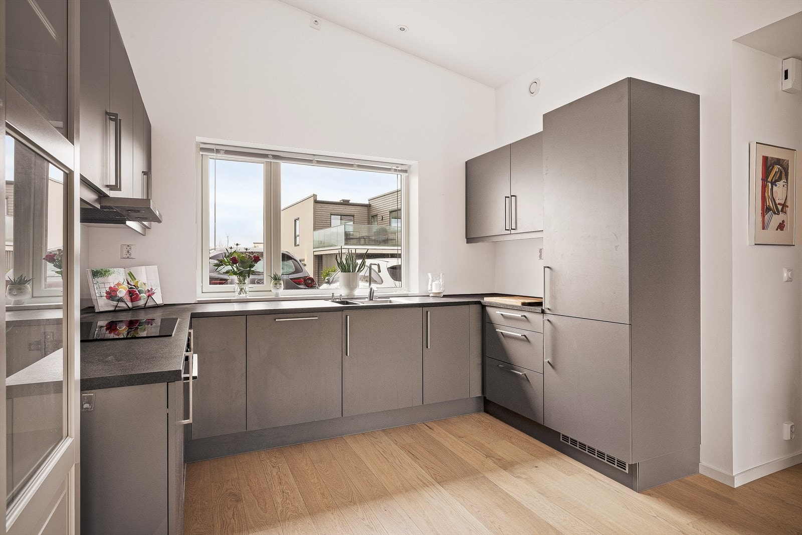 Moderne kjøkken med slette fronter. Godt med skap- og benkeplass. Galleribilde