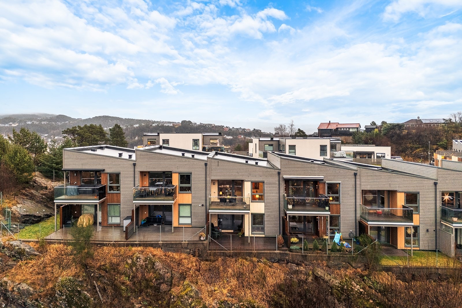 Moderne rekkehus med flott utsikt. Solrike terrasser og nærhet til natur. Galleribilde