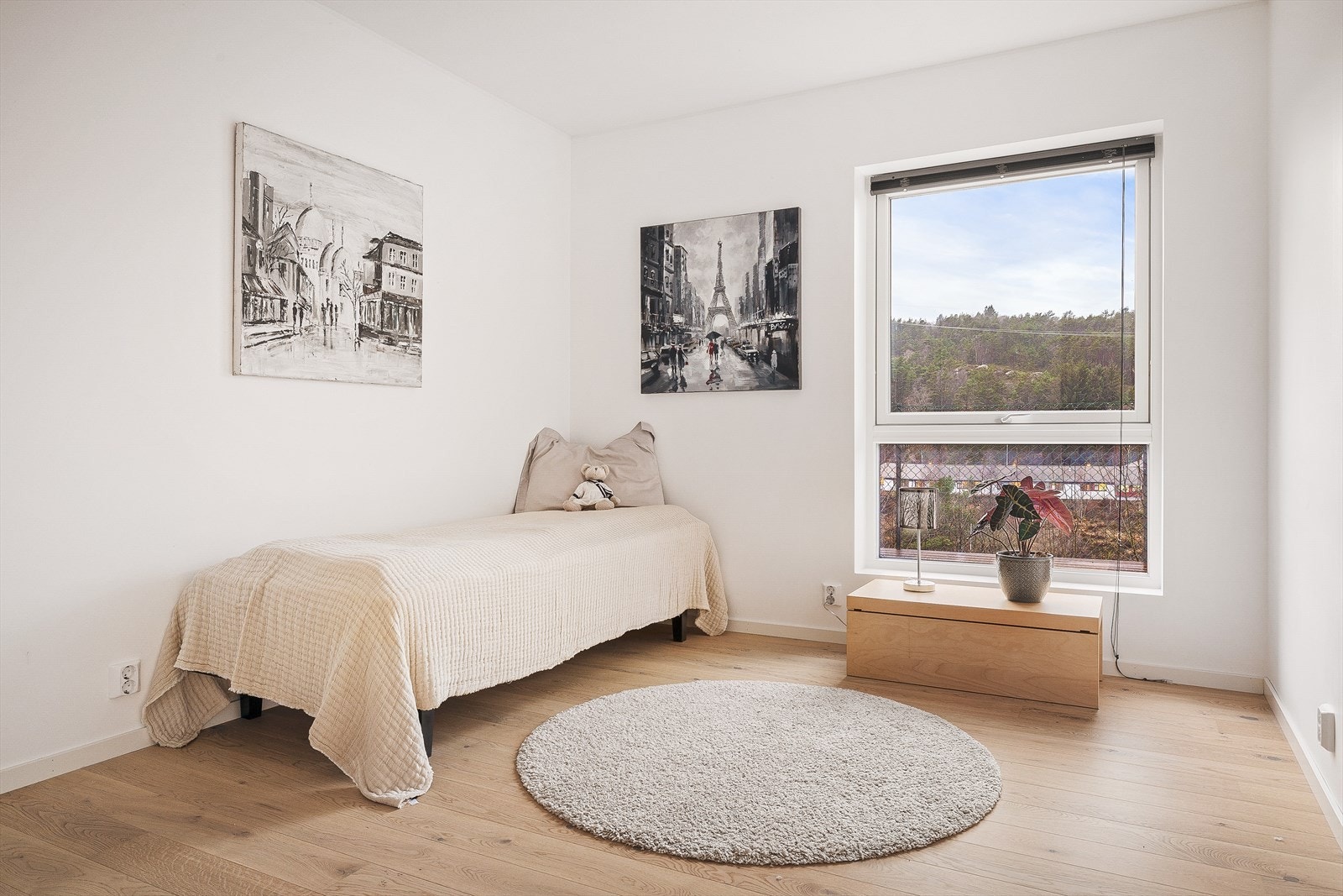 Lyst og romslig soverom nr 2 med store vinduer som slipper inn mye naturlig lys. Plass til seng og garderobeskap. Galleribilde