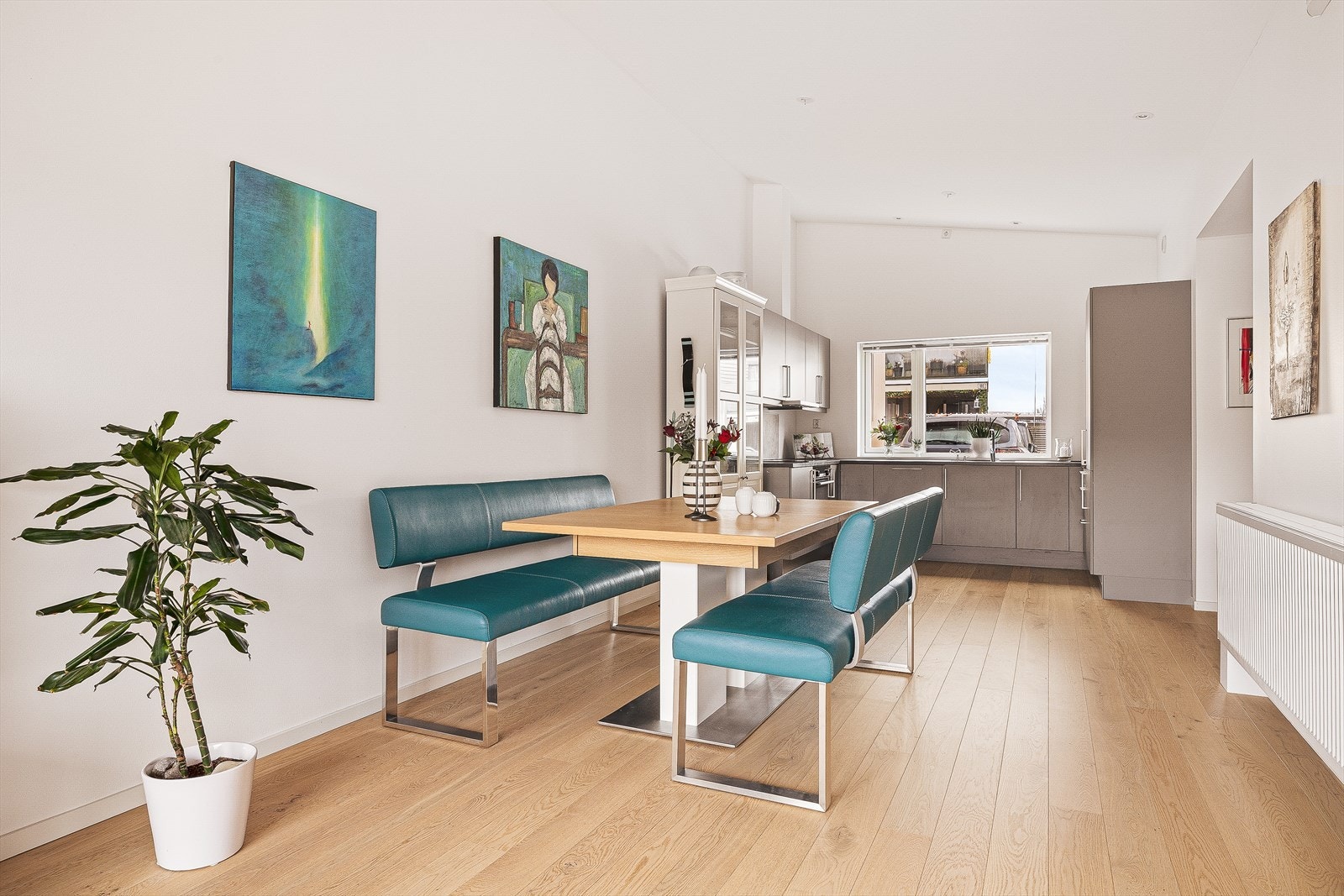 Spisebordet er praktisk plassert i tilknytning til kjøkkenet. Galleribilde