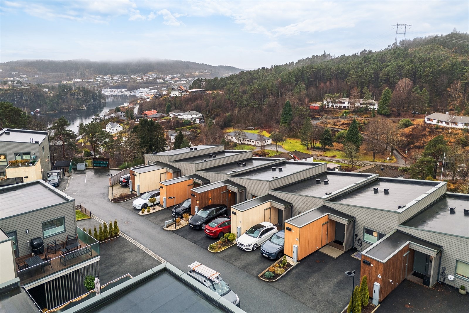Moderne rekkehus med flotte fasader, beliggende i naturskjønne omgivelser med vakker utsikt nærområdet. Galleribilde