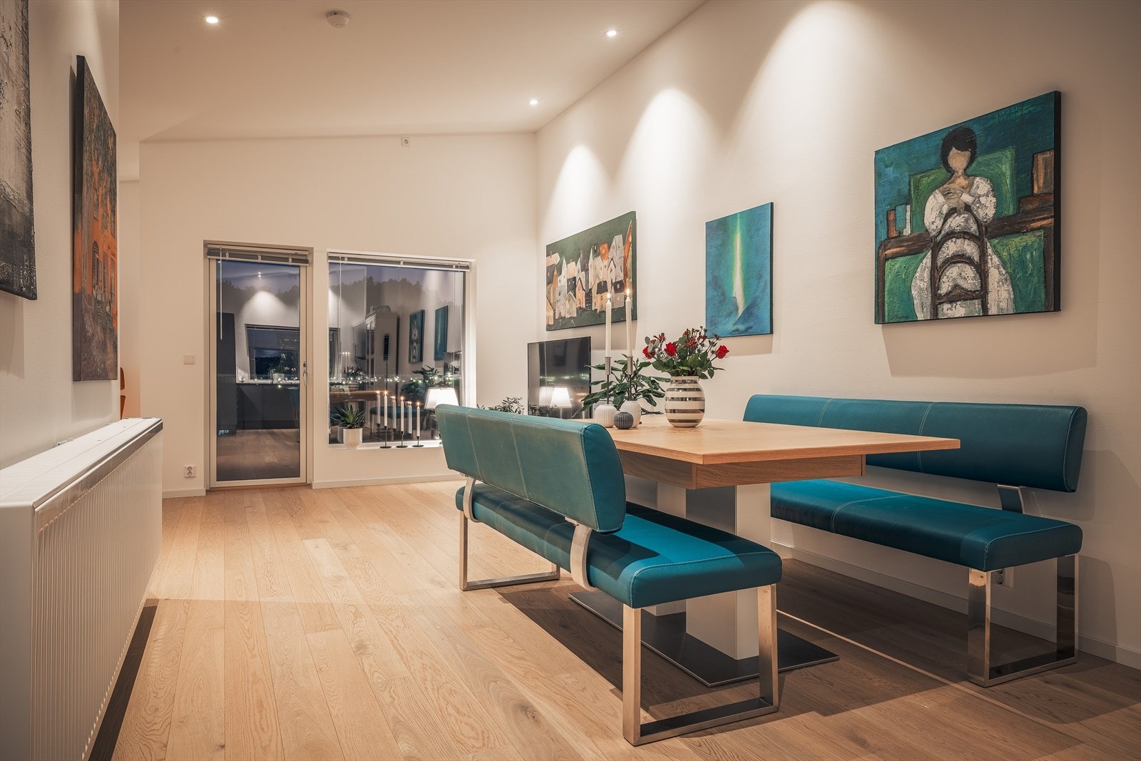 Moderne og lys stue med store vinduer som slipper inn rikelig med naturlig lys. Galleribilde