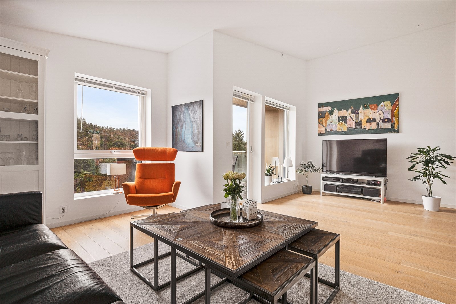 God plass til sofagruppe og spisebord Galleribilde