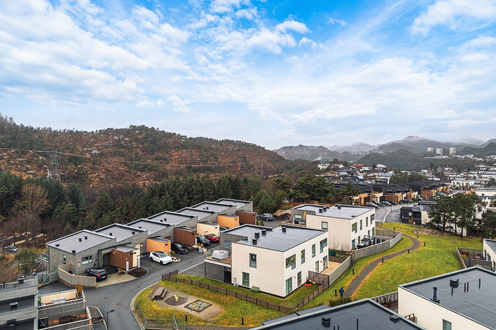 Området er hovedsakelig bebygd med tilsvarende bebyggelse
bestående av leilighetsbygg, rekkehus, eneboliger
og noe næringsbebyggelse. Galleribilde