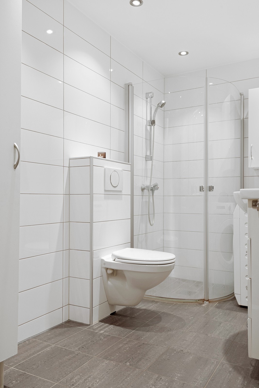 Rommet er utstyrt med dusjhjørne med kabinettdører, toalett samt skapinnredning med nedfelt servant. Galleribilde