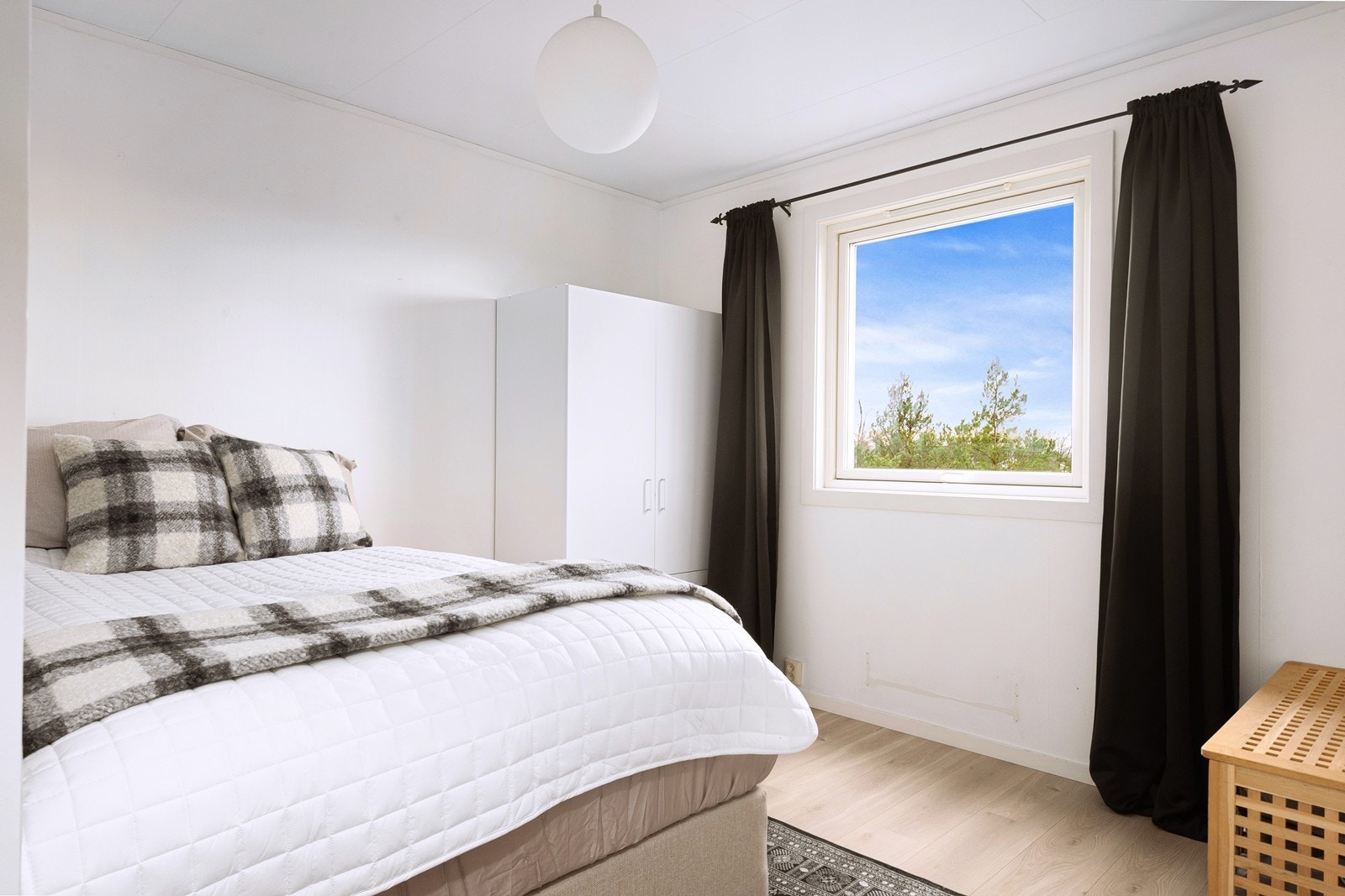 Soverommet er romslig og har god plass til dobbeltseng, nattbord og garderobeløsning, i tillegg til ekstra oppbevaringsmøbler. Galleribilde