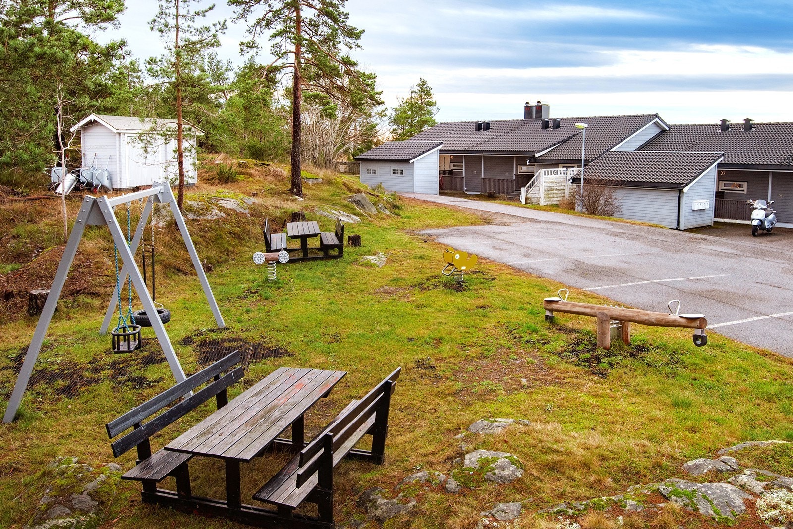 Fra rundt februar vil det bli satt opp ladestasjon til de som ønsker. I tillegg vil man få sin egen parkeringsplass. Toppen Borettslag består av 26 andelsleiligheter. Galleribilde
