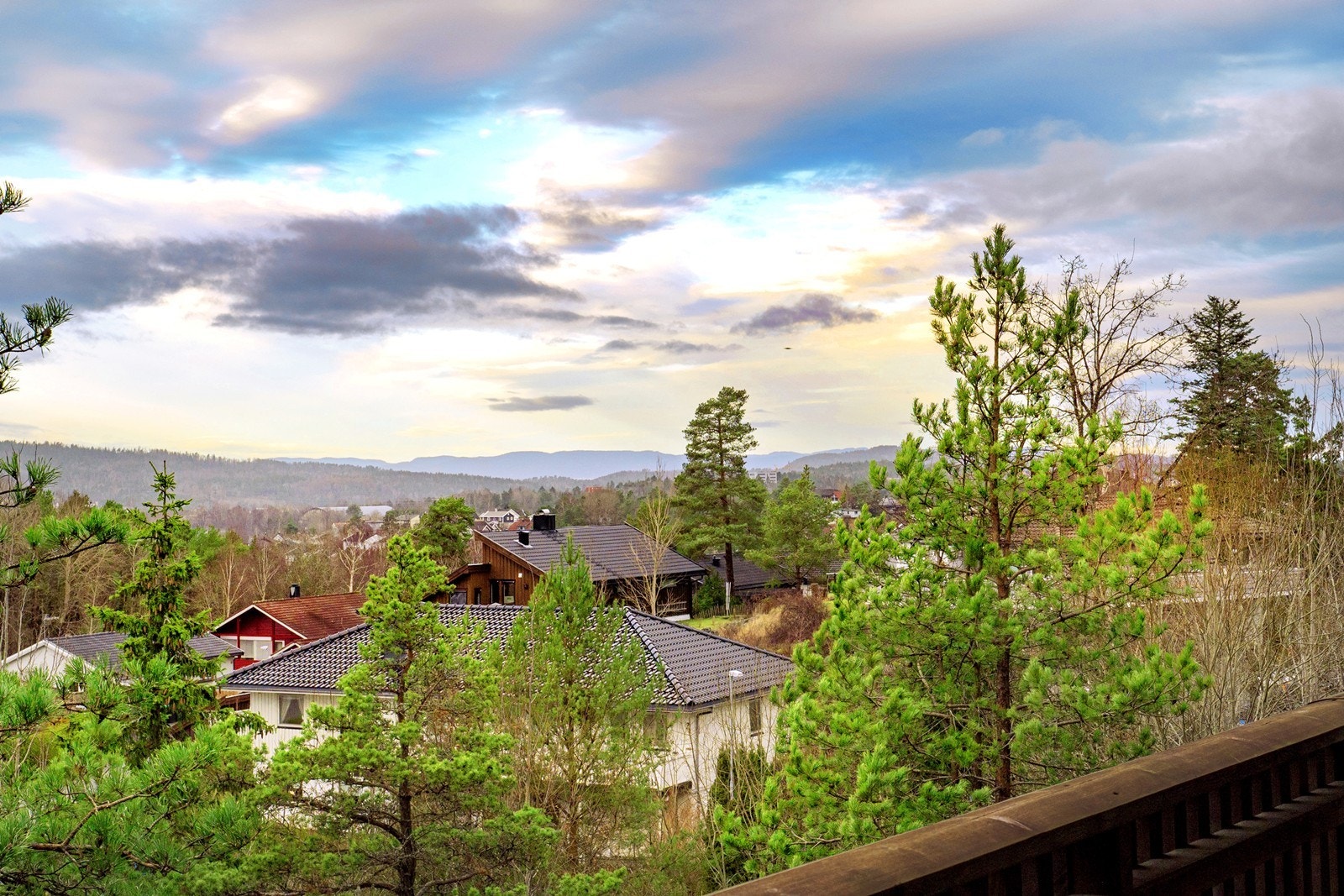 Luftig utsyn over nærområdet og grønne omgivelser. Galleribilde