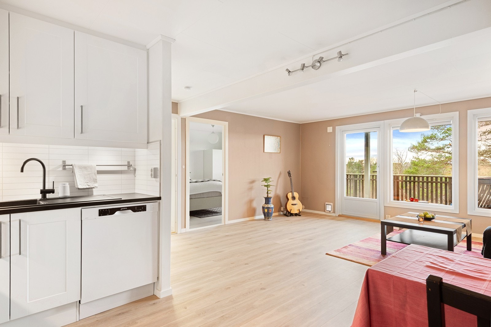 Åpen løsning mellom stue og kjøkken gir en fin romflyt. Galleribilde