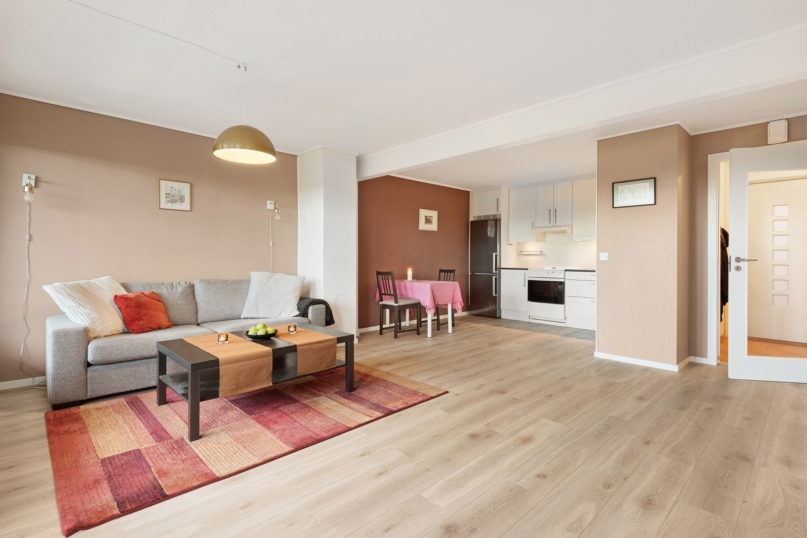 Stuen er lett å møblere med både sofagruppe og spiseplass, hvor spiseområdet naturlig er plassert i tilknytning til kjøkkenet. Galleribilde