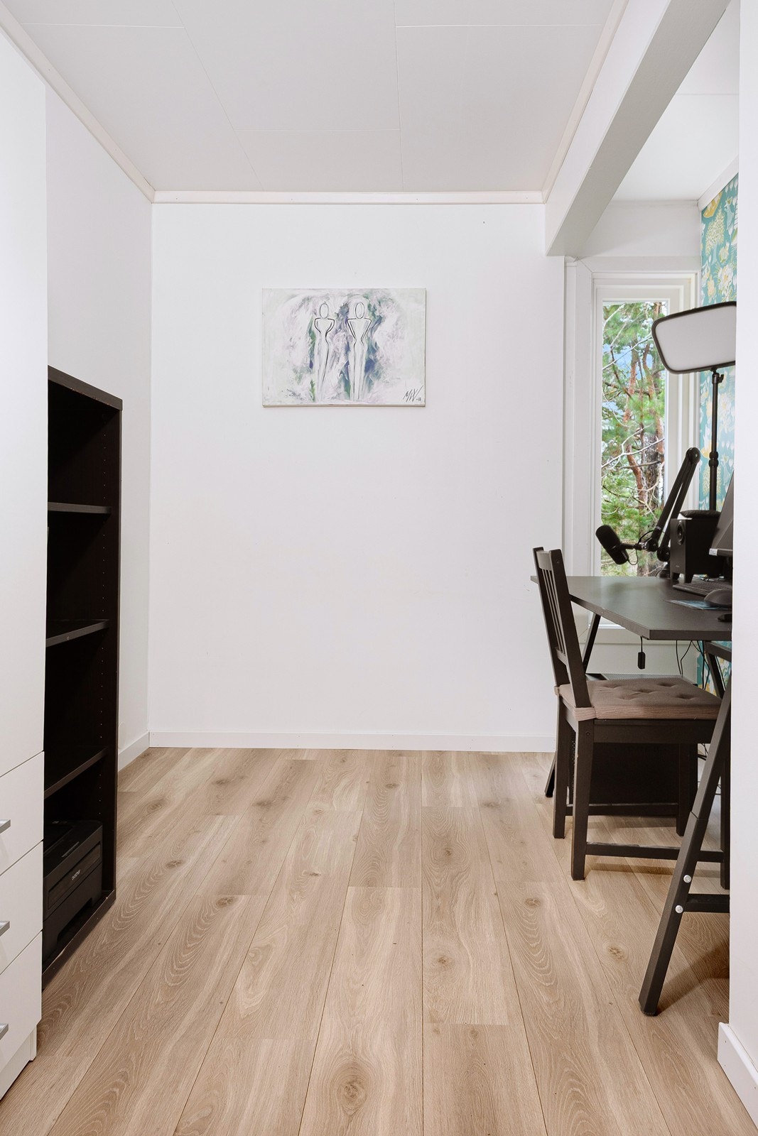 Dette rommet er opprinnelig en bod, men benyttes i dag som kontor og er innredet med skrivepult og oppbevaring. Det er ikke bruksendret og derfor ikke godkjent til varig opphold. Galleribilde