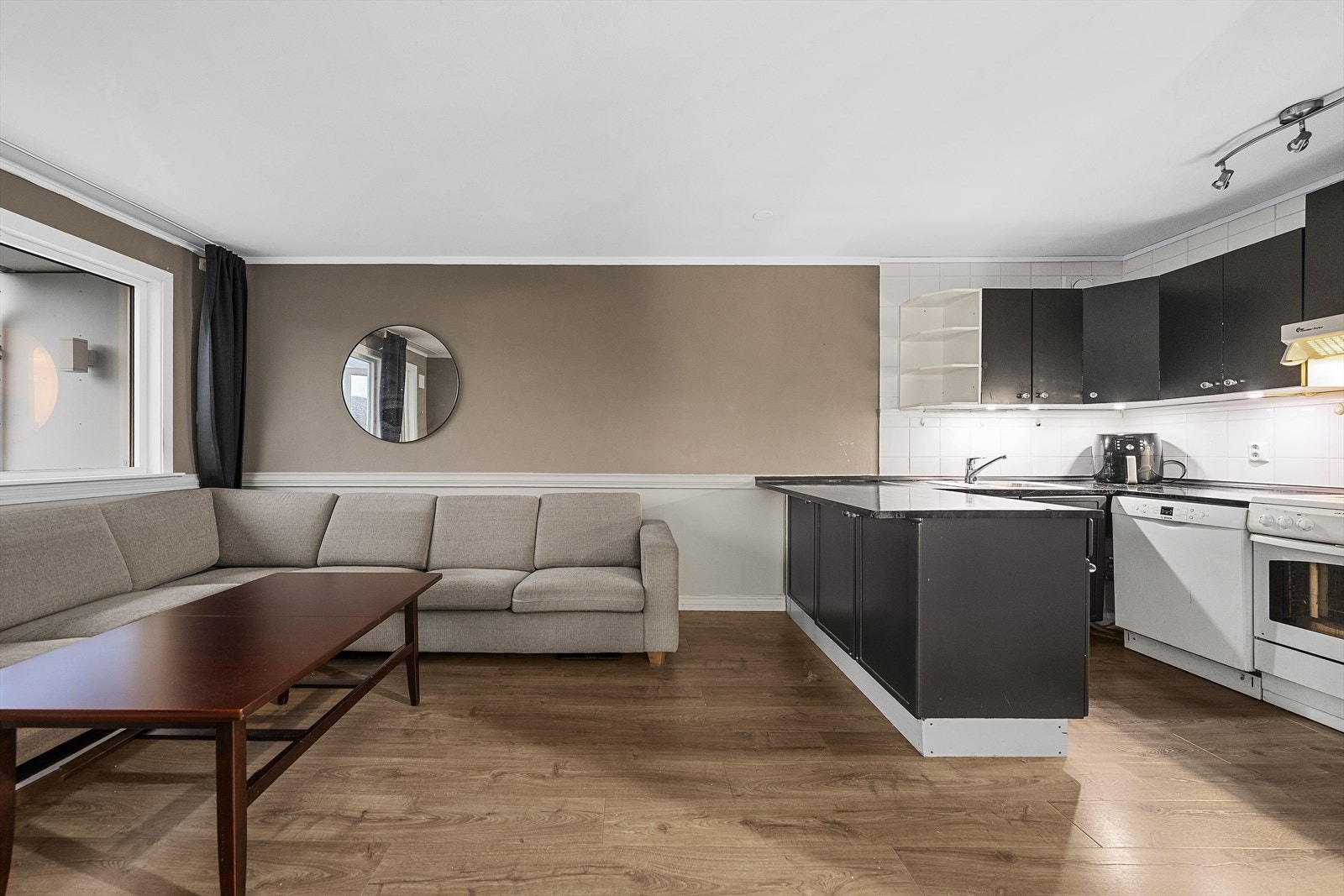 Pent kjøkken med frittstående hvitevarer som medfølger Galleribilde