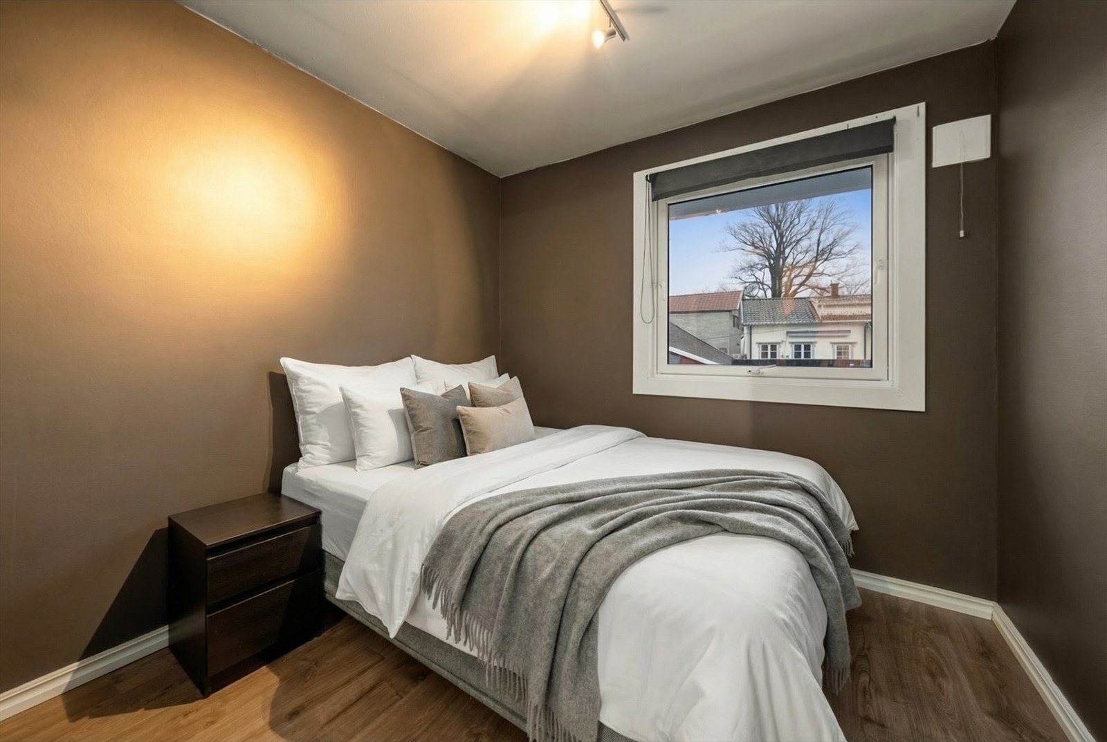 Soverommet er romslig med god plass til seng og nattbord. Galleribilde