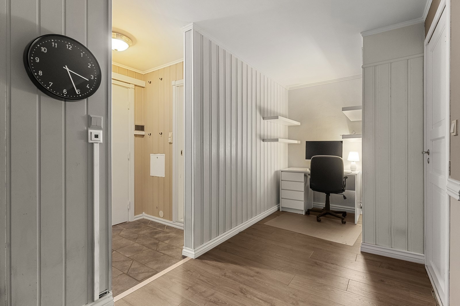 Praktisk kontorløsning mellom soverommet og stue/kjøkken Galleribilde