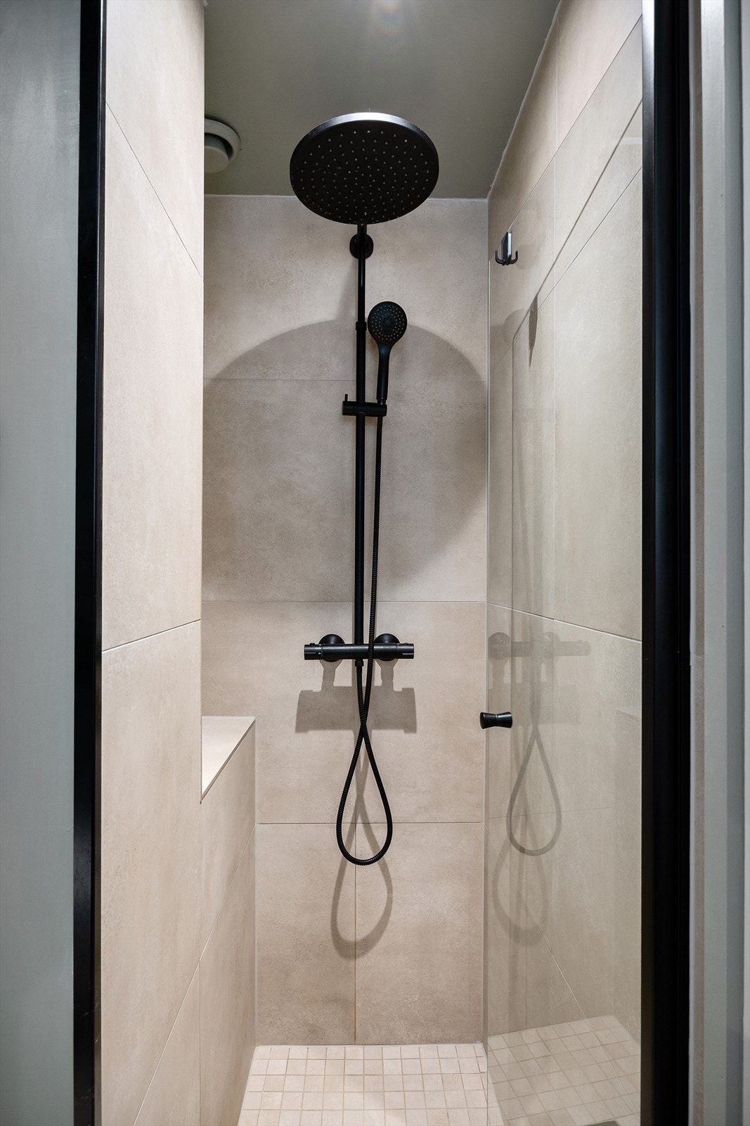 Dusjsone med moderne armatur og tidløse fliser Galleribilde