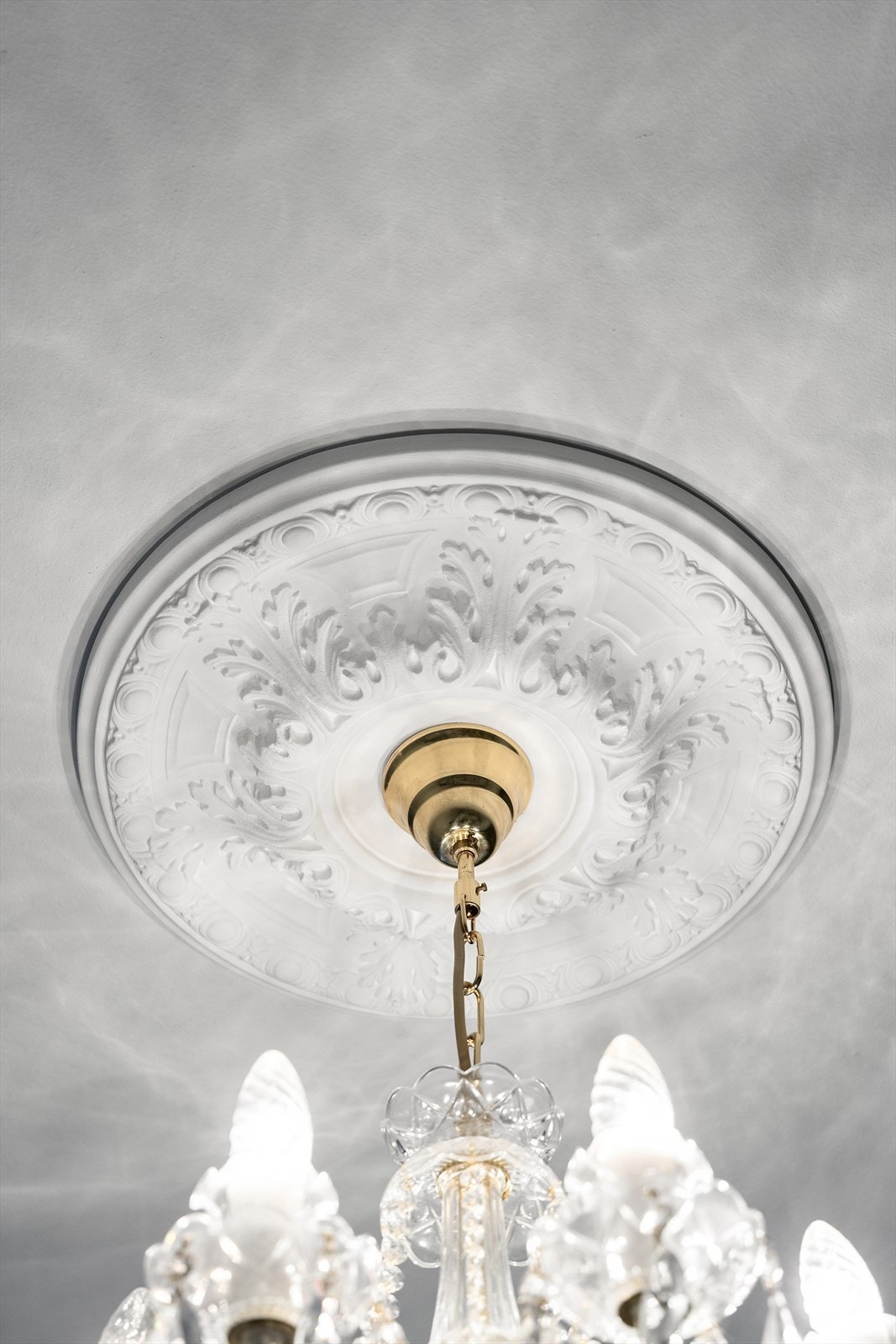 Detalj - dekorativ takrosett og lampe som gir ekstra karakter Galleribilde