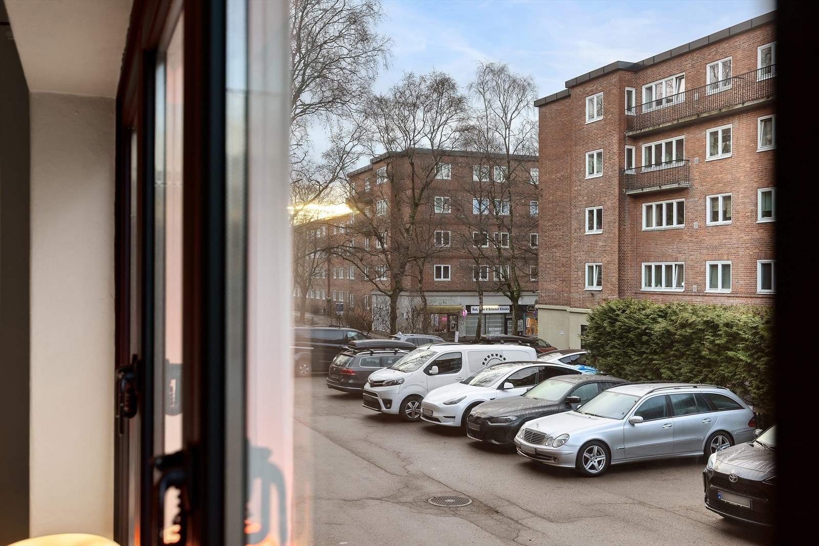 Utsyn mot borettslagets utearealer og parkering Galleribilde