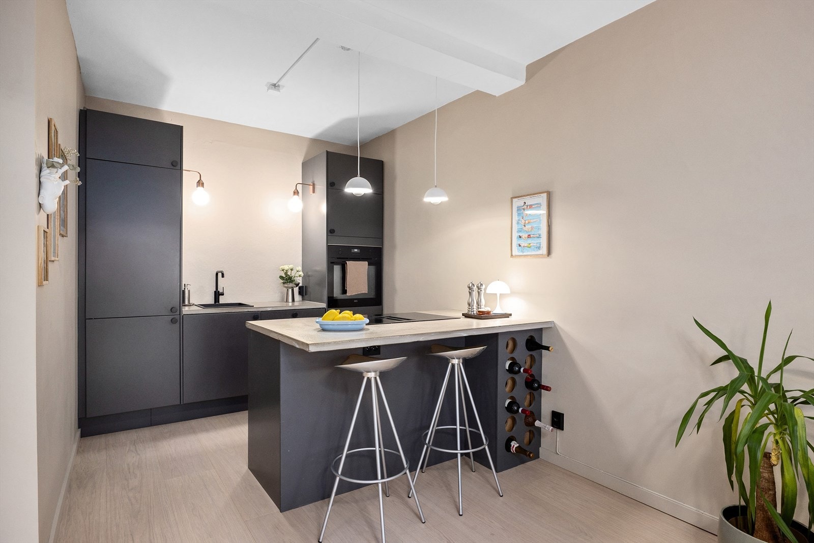 Stilrent kjøkken med barløsning og sitteplasser Galleribilde