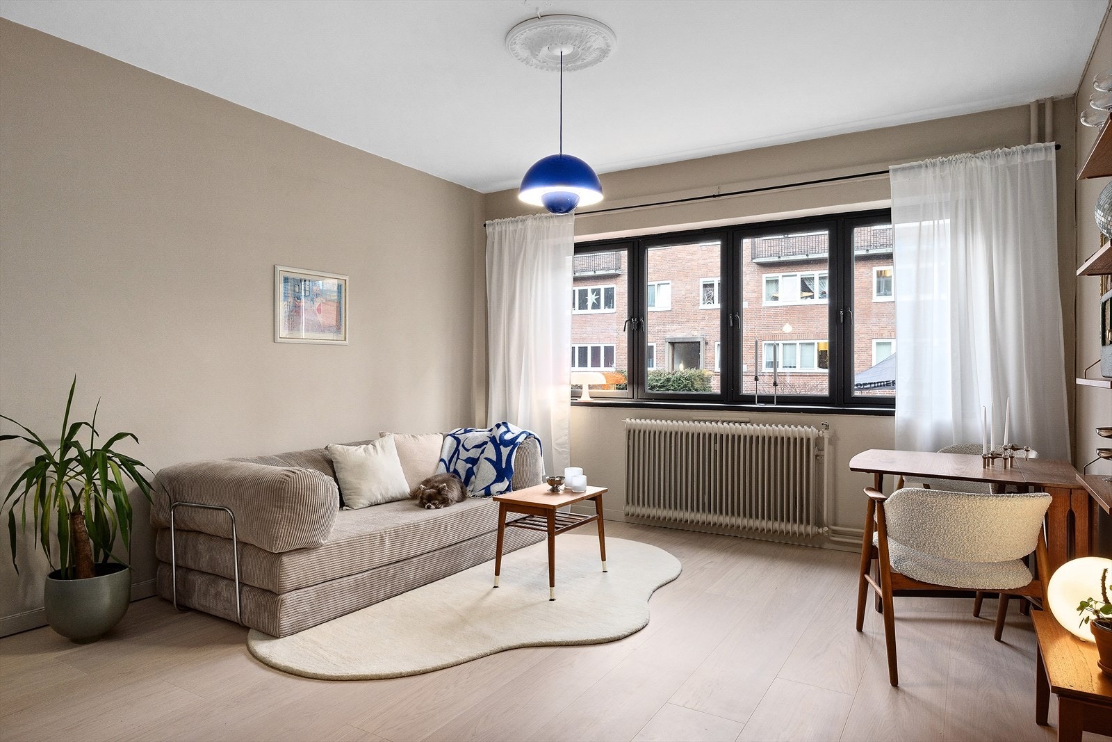 Store vindusflater gir flott lysinnslipp og en luftig romfølelse Galleribilde