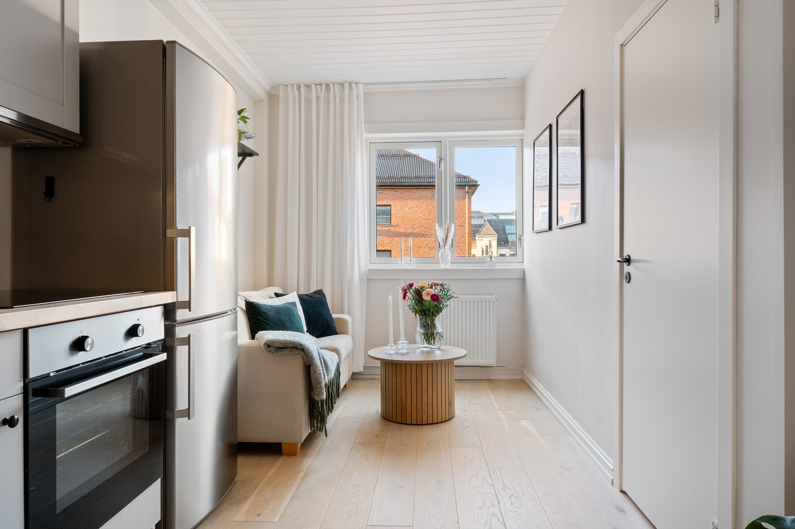 Plass til sofaseksjon med tilhørende møblement. Galleribilde