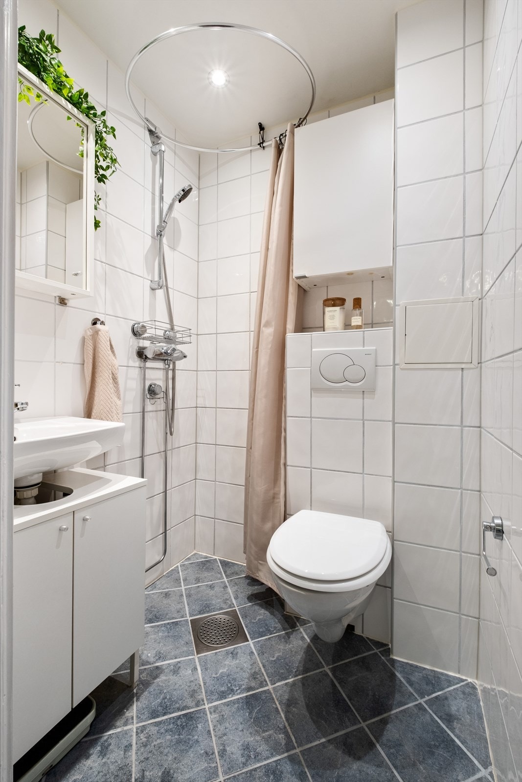 Flislagt baderom fra 2007 med varme i gulvet. Galleribilde