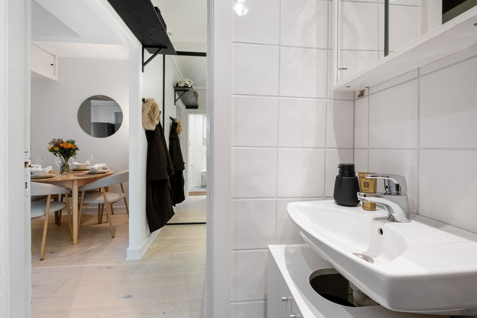 Baderommet består av servant, speilskap, veggmontert toalett og dusjforheng. Servantskap og speilskap er fra høsten 2024. Det er mekanisk avtrekk. Galleribilde