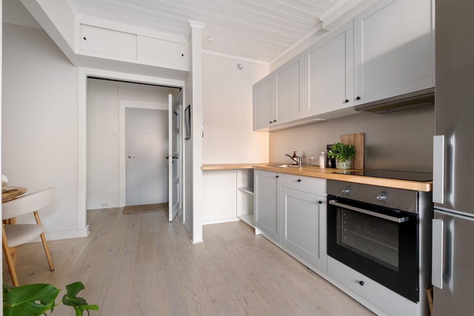 IKEA-kjøkken fra 2018 med åpen løsning mot stuen. Galleribilde