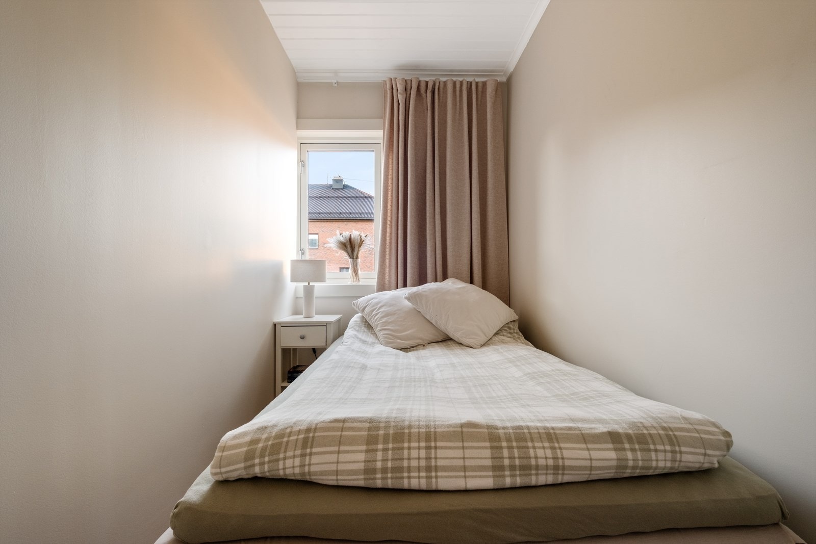 Plass til dobbeltseng og garderobeløsning. Galleribilde