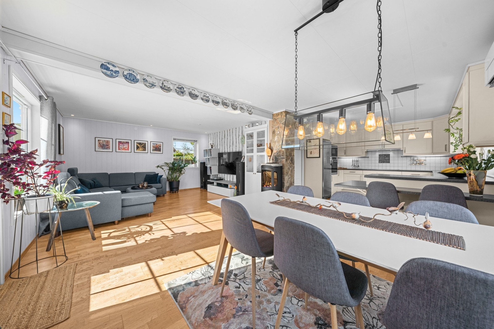 Stuen har parkett på gulv og pipe med naturstein som skaper et naturlig samlingspunkt på kjølige dager. Galleribilde