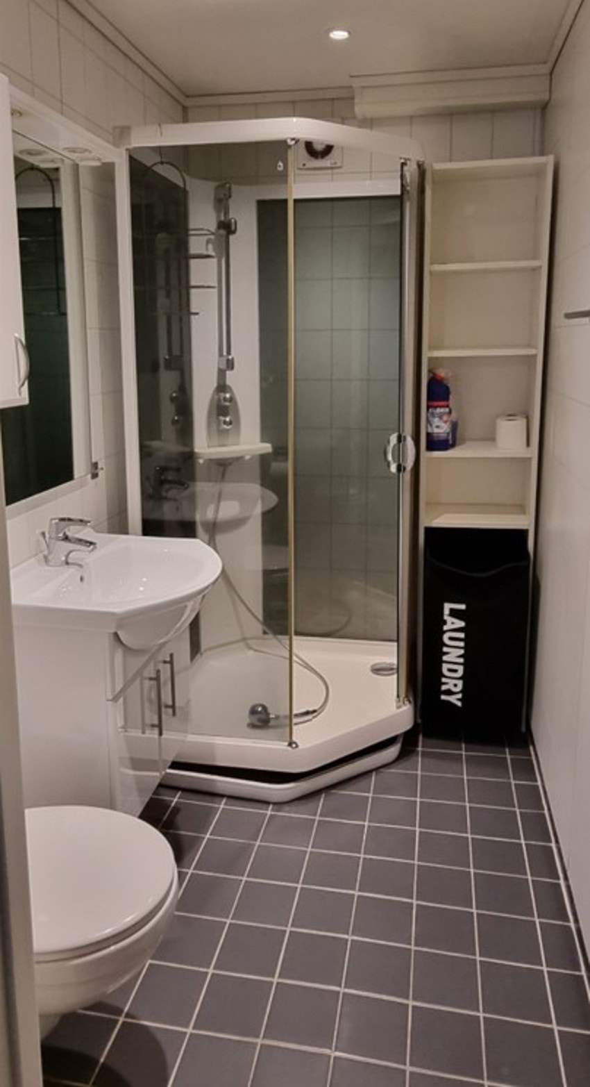 Bilder fra nåværende eier: Flislagt bad i hybeldelen med dusj, servant og toalett. Galleribilde