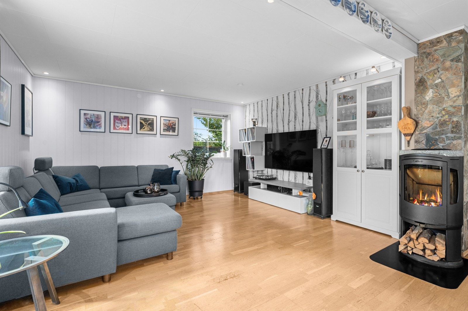 Stuen er et lyst og romslig oppholdsrom med god takhøyde og plass til både sofa- og spisegruppe. Galleribilde