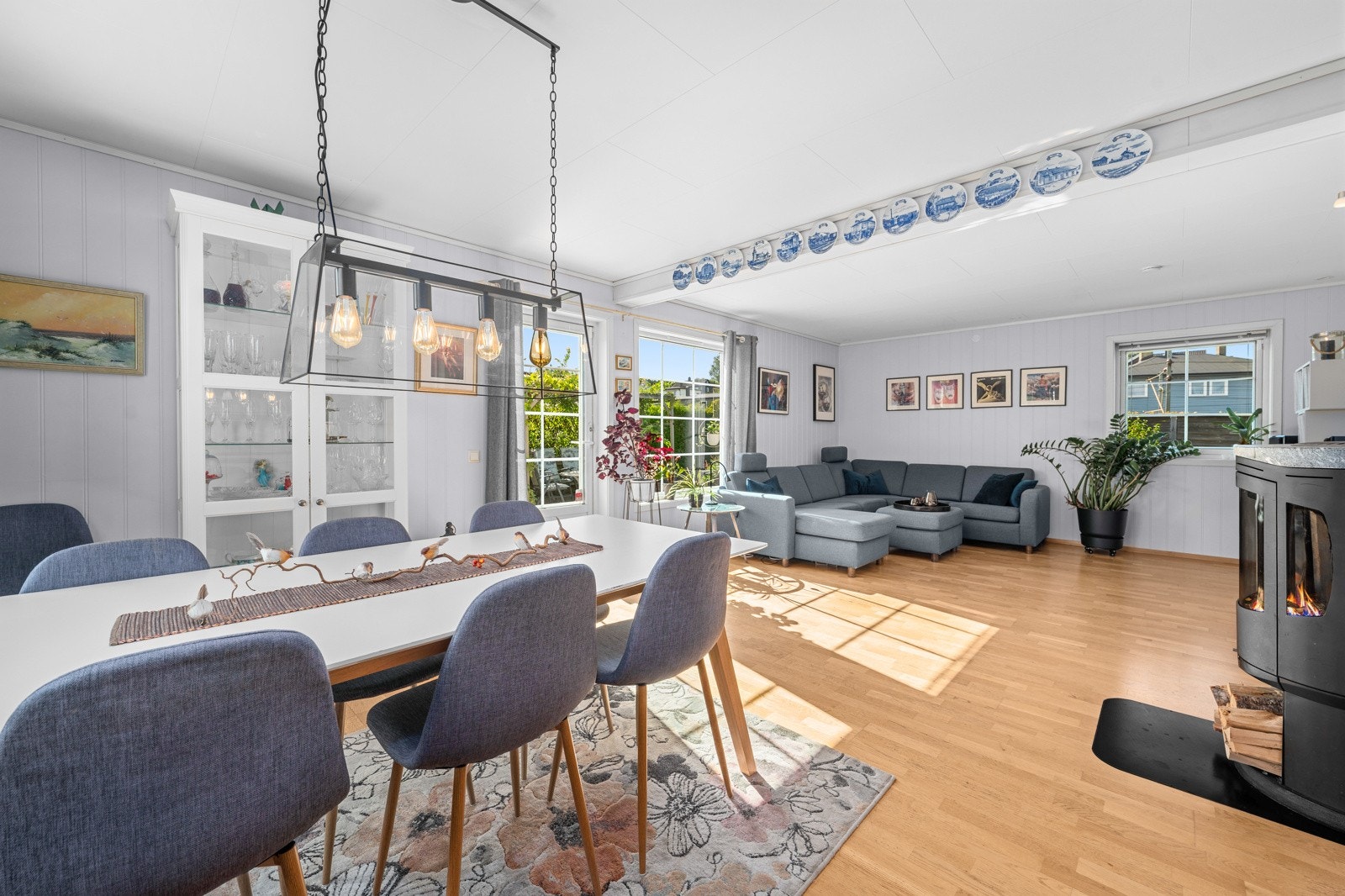 Kjøkken og stue ligger i en åpen og sosial løsning som gir god romfølelse. Galleribilde