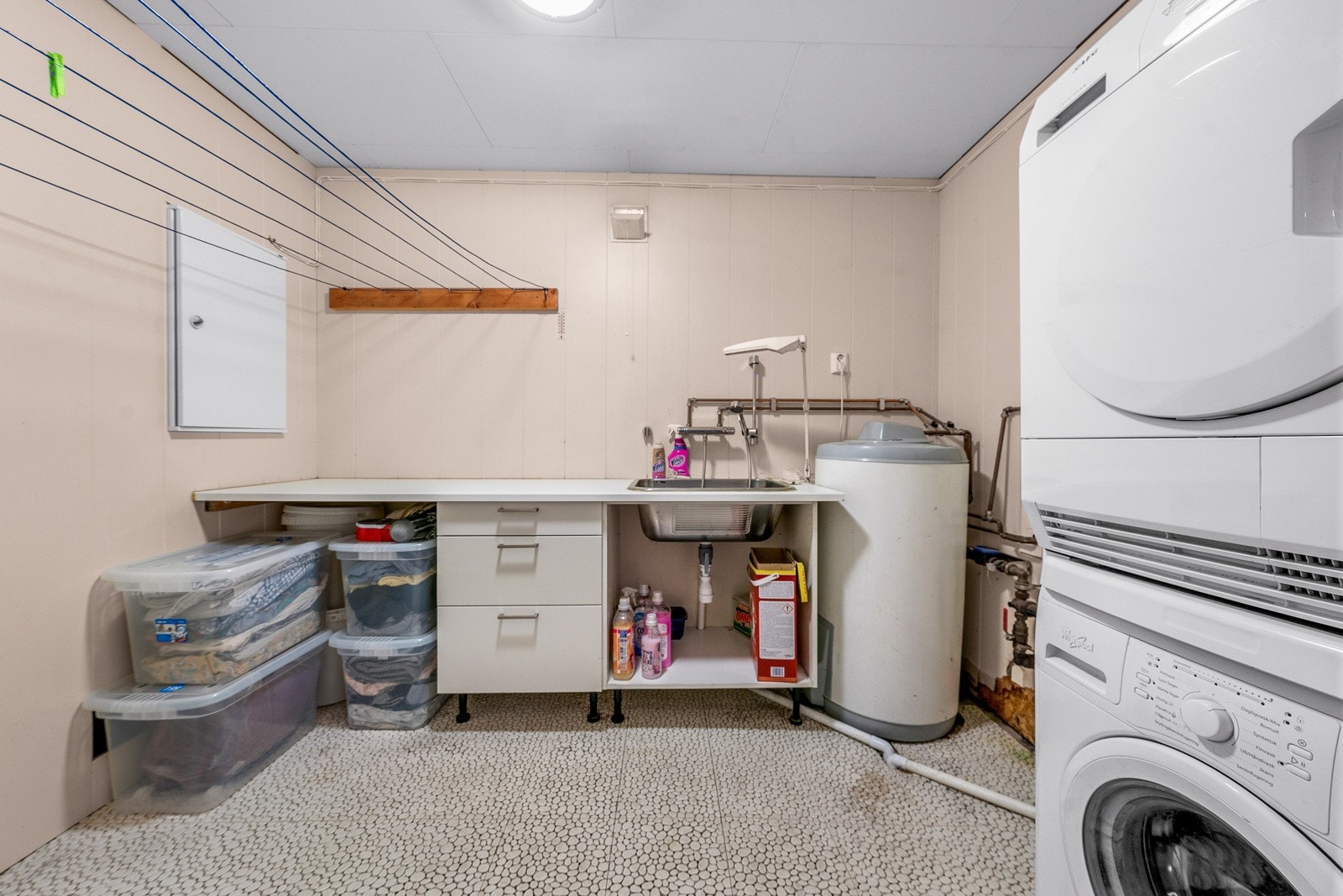 Teknisk rom med plass i hyller. Opplegg for vaskemaskin og varmtvannsbereder på 200l. Galleribilde