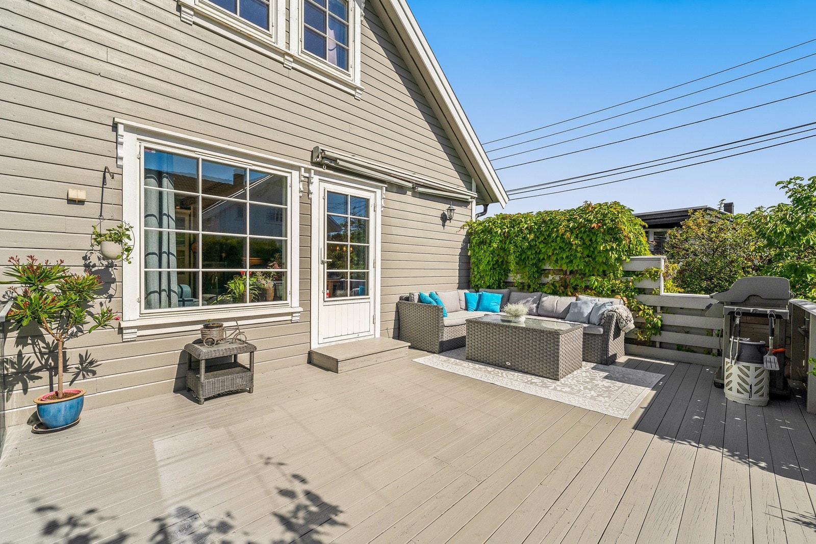 Terrasse på 53 kvm med utgang fra stuen. Galleribilde