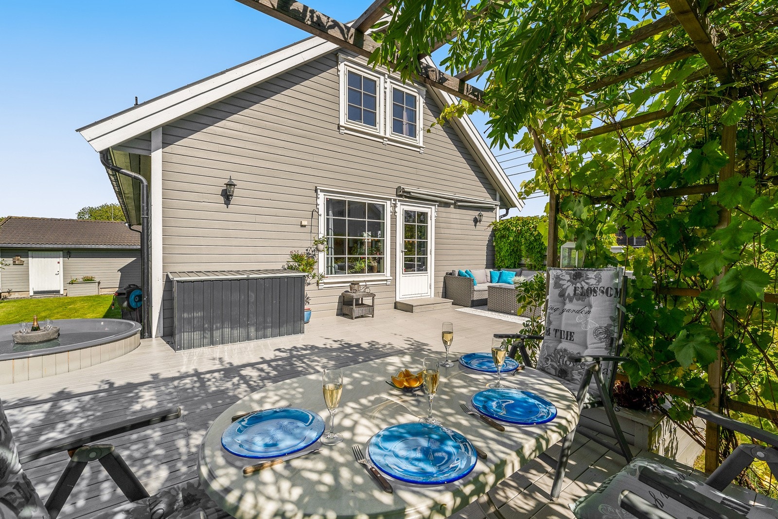 Eiendommen har store solrike uteplasser med god plass til møblement. Galleribilde