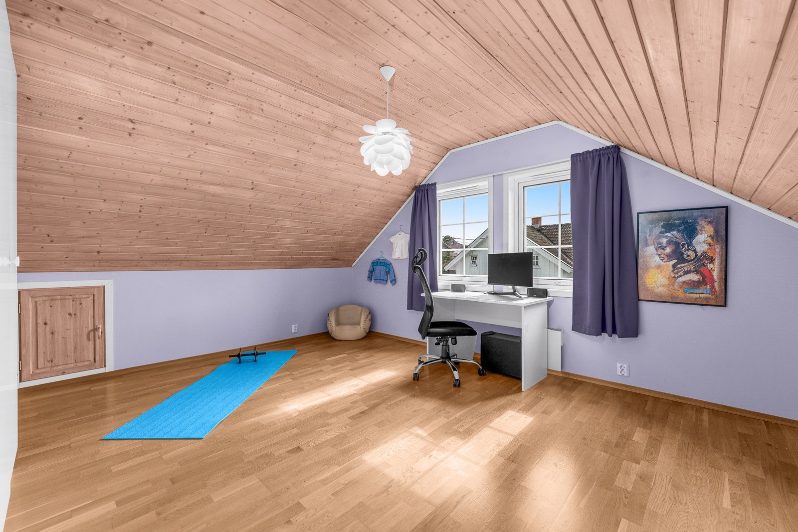 Soverom ll er lyst og romslig med god plass til dobbeltseng og garderobeløsning. Galleribilde