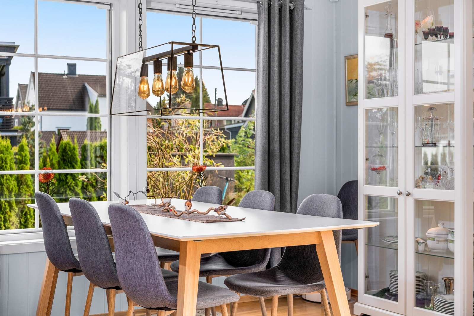 Spiseområdet ligger naturlig plassert mellom stue og kjøkken. Galleribilde