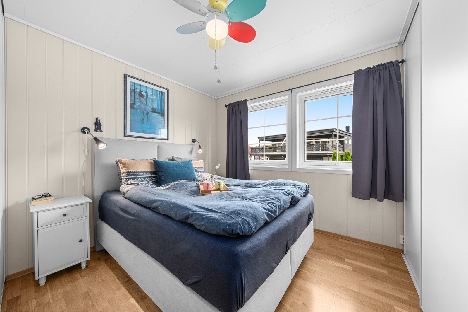 Boligen har 4 soverom. Soverom l er i 1. etasje og benyttes som hovedsoverom. Galleribilde