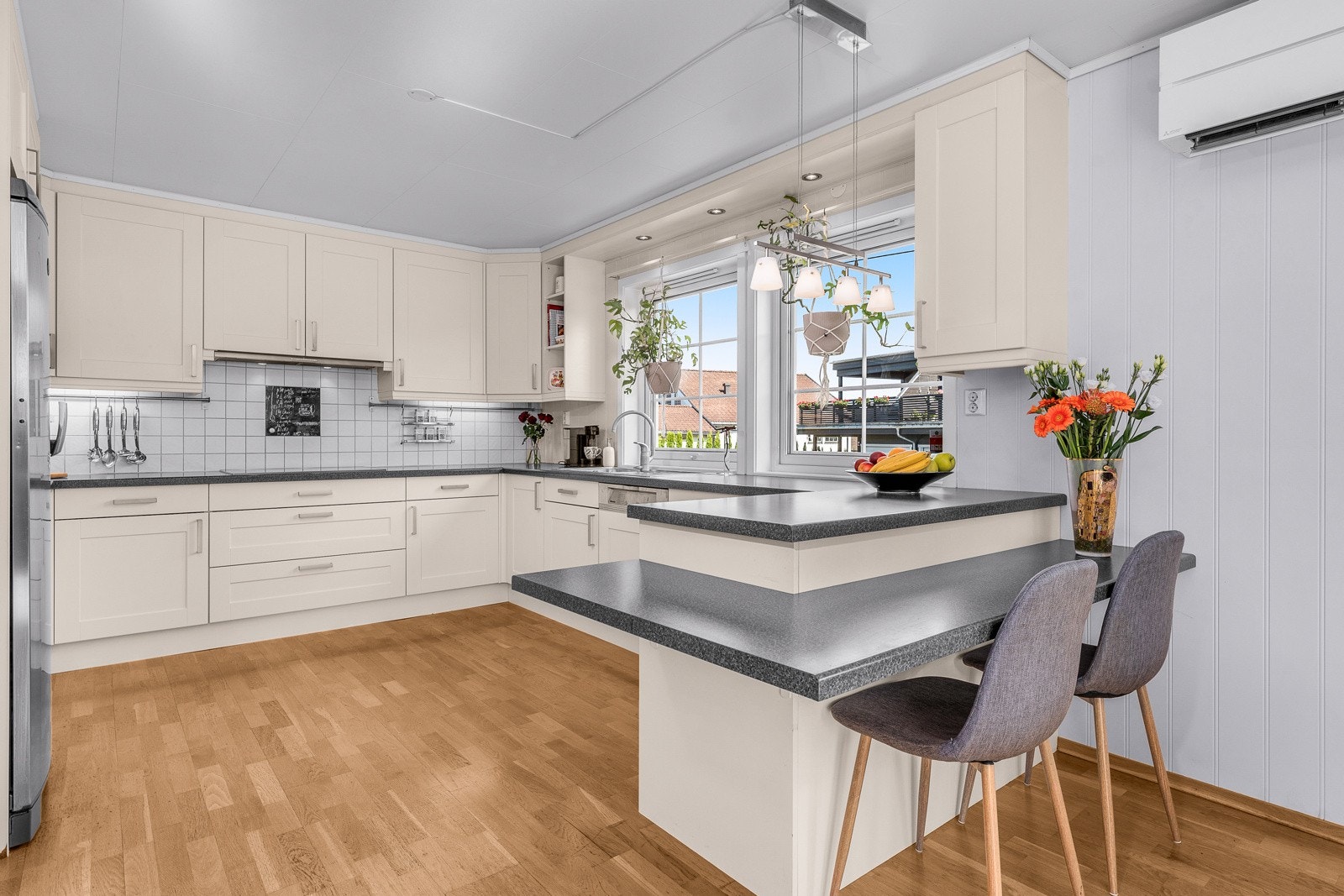 Kjøkkenet med profilierte fronter og laminert benkeplate. Galleribilde